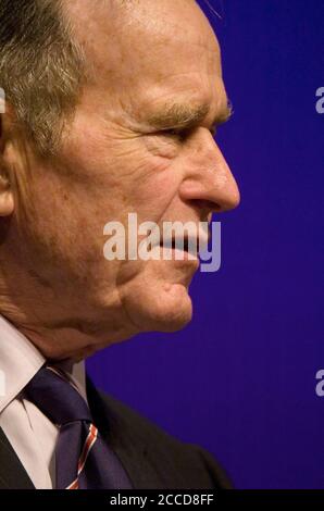 Houston, TX 20 aprile 2007: Ex presidente degli Stati Uniti George H.W. Bush dà il discorso chiave alla convention del Texas Apartment Ass. Bush ha detto ai leader del settore di impegnarsi per l'etica in tutte le situazioni aziendali. ©Bob Daemmrich / Foto Stock