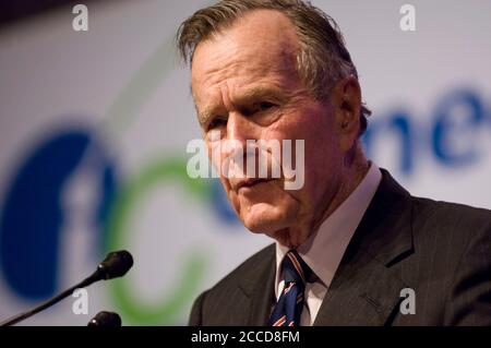 Houston, TX 20 aprile 2007: Ex presidente degli Stati Uniti George H.W. Bush dà il discorso chiave alla convention del Texas Apartment Ass. Bush ha detto ai leader del settore di impegnarsi per l'etica in tutte le situazioni aziendali. ©Bob Daemmrich / Foto Stock