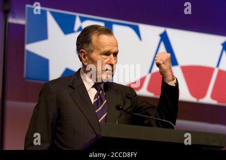 Houston, TX 20 aprile 2007: Ex presidente degli Stati Uniti George H.W. Bush dà il discorso chiave alla convention del Texas Apartment Ass. Bush ha detto ai leader del settore di impegnarsi per l'etica in tutte le situazioni aziendali. ©Bob Daemmrich / Foto Stock