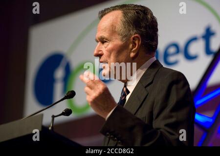 Houston, TX 20 aprile 2007: Ex presidente degli Stati Uniti George H.W. Bush dà il discorso chiave alla convention del Texas Apartment Ass. Bush ha detto ai leader del settore di impegnarsi per l'etica in tutte le situazioni aziendali. ©Bob Daemmrich / Foto Stock