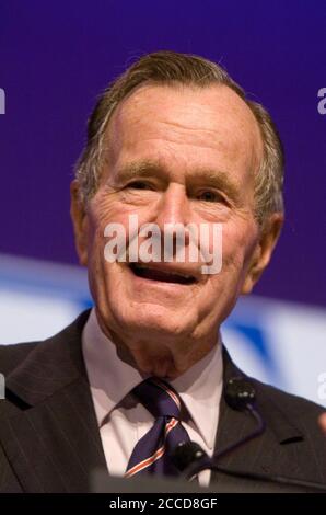 Houston, TX 20 aprile 2007: Ex presidente degli Stati Uniti George H.W. Bush dà il discorso chiave alla convention del Texas Apartment Ass. Bush ha detto ai leader del settore di impegnarsi per l'etica in tutte le situazioni aziendali. ©Bob Daemmrich / Foto Stock