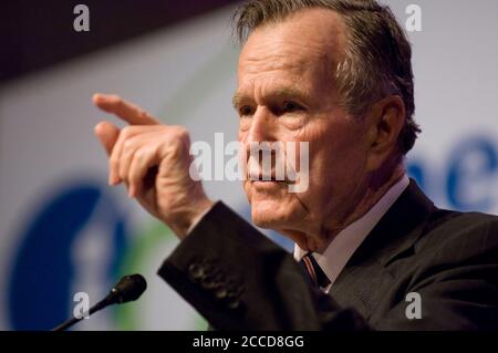 Houston, TX 20 aprile 2007: Ex presidente degli Stati Uniti George H.W. Bush dà il discorso chiave alla convention del Texas Apartment Ass. Bush ha detto ai leader del settore di impegnarsi per l'etica in tutte le situazioni aziendali. ©Bob Daemmrich / Foto Stock