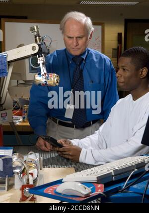 Houston, Texas 5 marzo 2007: Studente di sesso maschile nero e istruttore dimostrano la robotica alla George Washington Carver Magnet High School for science and Technology nel distretto scolastico di Aldine a Houston. ©Bob Daemmrich Foto Stock