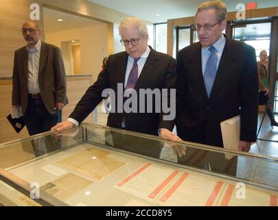 Austin, Texas USA, 23 marzo 2007: I giornalisti di Watergate Carl Bernstein (l) e Bob Woodward (r) guardano su una parte delle loro note all'Università del Texas dove i documenti di Mark Felt (aka Deep Throat) sono stati messi a disposizione dei ricercatori venerdì. I due donarono i loro archivi al Centro Harry Ransom nel 2006. ©Bob Daemmrich Foto Stock