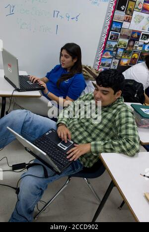 Donna, Texas USA 1 marzo 2007: Gli studenti delle scuole superiori utilizzano computer portatili in classe presso L'IDEA Public School, una scuola charter di sette anni con 1,200 studenti per lo più ispanici nel Texas meridionale. ©Bob Daemmrich Foto Stock