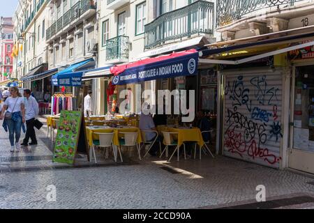 Ristorante all'aperto, bar di strada a Lisbona, Portogallo Foto Stock