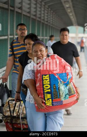 Reynosa, Tamaulipas Messico, 1 marzo 2007: I pedoni messicani attraversano il ponte internazionale dopo una mattina di shopping a Hidalgo, Texas, negli Stati Uniti. ©Bob Daemmrich Foto Stock