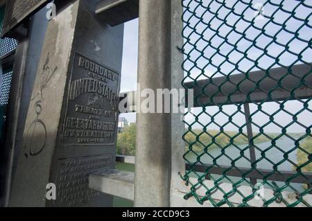 Hidalgo, Texas USA, 1 marzo 2007: Marcatore sul ponte internazionale che collega Hidalgo, Texas con Reynosa, Tamaulipas, Messico mostra il confine tra Stati Uniti e Messico sul fiume Rio Grande. ©Bob Daemmrich Foto Stock