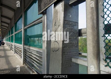 Hidalgo, Texas USA, 1 marzo 2007: Marcatore sul ponte internazionale che collega Hidalgo, Texas con Reynosa, Tamaulipas, Messico mostra il confine tra Stati Uniti e Messico sul fiume Rio Grande. ©Bob Daemmrich Foto Stock