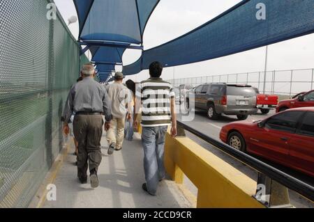 Reynosa, Messico 1 marzo 2007: I pedoni messicani hanno attraversato il ponte internazionale verso gli Stati Uniti che collegano Reynosa con Hidalgo, Texas. ©Bob Daemmrich Foto Stock