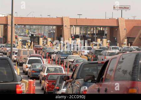 Hidalgo, Texas USA, 1 marzo 2007: Un ingorgo di traffico intasa il ponte internazionale che collega Reynosa, Tamaulipas Messico con Hidalgo, TX durante la corsa mattutina, mentre i messicani si dirigono a lavorare nelle vicine città di confine degli Stati Uniti. ©Bob Daemmrich Foto Stock