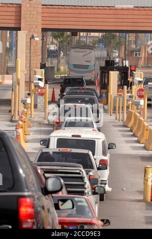 Hidalgo, Texas USA, 1 marzo 2007: Un ingorgo di traffico intasa il ponte internazionale che collega Reynosa, Tamaulipas Messico con Hidalgo, TX durante la corsa mattutina, mentre i messicani si dirigono a lavorare nelle vicine città di confine degli Stati Uniti. ©Bob Daemmrich Foto Stock