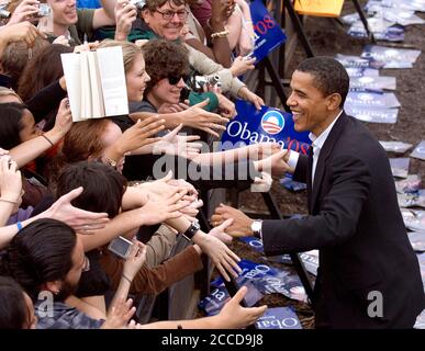 Austin, TX 23 febbraio 2007: Il senatore americano Barack Obama (D-Illinois) lavora alla folla al suo secondo grande rally dopo aver annunciato la sua candidatura per il presidente degli Stati Uniti il mese scorso. Obama ha parlato con una leggera pioggia a una folla di circa 17,000 persone all'Auditorium Shores di Austin sul lago Town vicino al centro. ©Bob Daemmrich Foto Stock