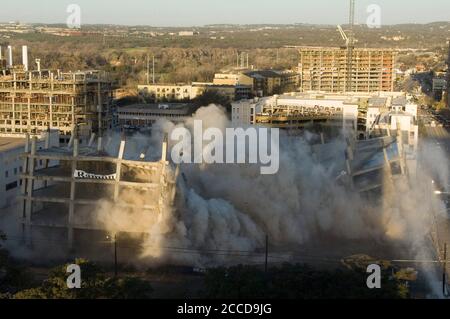 Austin, TX 25 febbraio 2007: L'implosione di quello che doveva essere un edificio di uffici per Intel Corp. Consente di liberare un isolato nel centro di Austin per un nuovo tribunale federale la mattina presto di domenica. ©Bob Daemmrich Foto Stock
