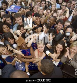 Austin, TX 23 febbraio 2007: Il senatore americano Barack Obama (D-Illinois) lavora alla folla al suo secondo grande rally dopo aver annunciato la sua candidatura per il presidente degli Stati Uniti il mese scorso. Obama ha parlato con una leggera pioggia a una folla di circa 17,000 persone all'Auditorium Shores di Austin sul lago Town vicino al centro. ©Bob Daemmrich Foto Stock