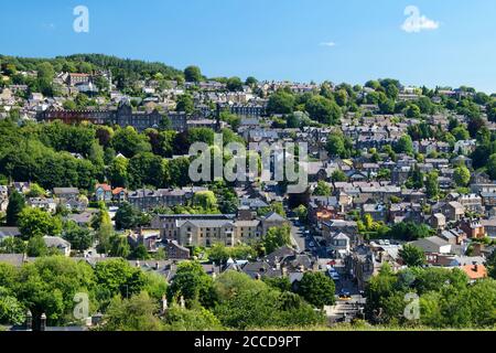 Regno Unito, Derbyshire, Peak District, vista della città di Matlock dalla strada calcarea Foto Stock