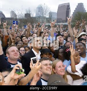 Austin, TX 23 febbraio 2007: Il senatore americano Barack Obama (D-Illinois) lavora alla folla al suo secondo grande rally dopo aver annunciato la sua candidatura per il presidente degli Stati Uniti il mese scorso. Obama ha parlato con una leggera pioggia a una folla di circa 17,000 persone all'Auditorium Shores di Austin sul lago Town vicino al centro. ©Bob Daemmrich Foto Stock