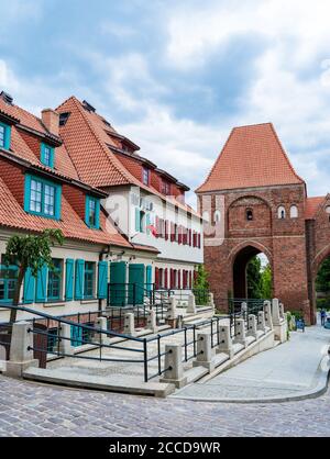 Torun, Polonia - 13 giugno 2020: Hotel 1231 vicino alle rovine del castello dell'ordine teutonico a Torun, Polonia. Costruzione in mattoni costruita nel 13 ° secolo. Foto Stock