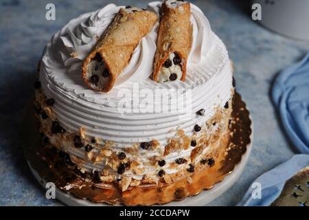 Torta di Cannoli alla vaniglia con gocce di cioccolato, fuoco selettivo Foto Stock