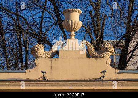 Elementi di decorazioni architettoniche di edifici, vasi di fiori e pommel per le strade di Minsk, luoghi pubblici. Foto Stock