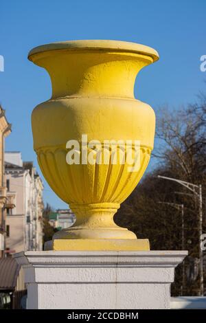 Elementi di decorazioni architettoniche di edifici, vasi di fiori e pommel per le strade di Minsk, luoghi pubblici. Foto Stock