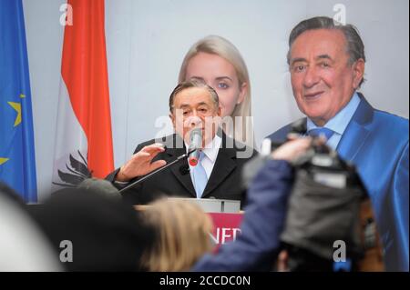 Vienna, Austria. 5 marzo 2016. I Lugners iniziano come 'prima coppia d'Austria? La sua campagna presidenziale a Vienna. L'immagine mostra Richard Lugner. Foto Stock