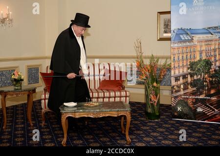 Vienna, Austria. 04 marzo 2020. -- l'eccentrico miliardario austriaco Richard Lugne poco prima della palla d'opera nel Grand hotel di Vienna. Foto Stock