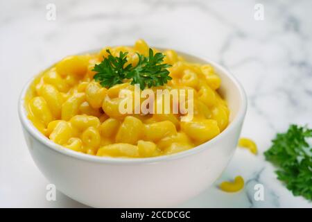 Mac e formaggio fatti in casa, fuoco selettivo Foto Stock