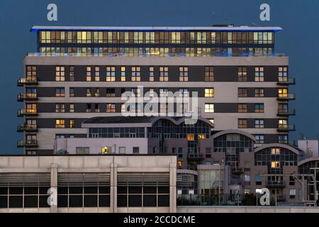 Skyline Plaza e Crown Heights illuminati di notte a Basingstoke centro città - blocchi di appartamenti e appartamenti Foto Stock