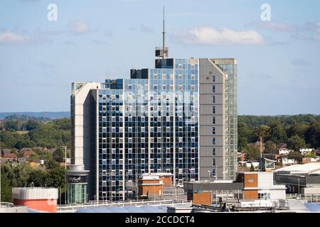 Churchill Place - un alto edificio di appartamenti che e' stato convertito e rinnovato da un ex ufficio per fornire appartamenti. Basingstoke, Regno Unito Foto Stock