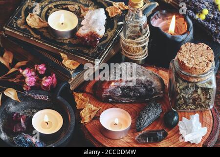 Diversi tipi di cristalli sull'altare delle streghe di wiccan. Stregoneria a tema Moody foto scura con vari cristalli - geode, citrine, grappolo di quarzo, agata Foto Stock