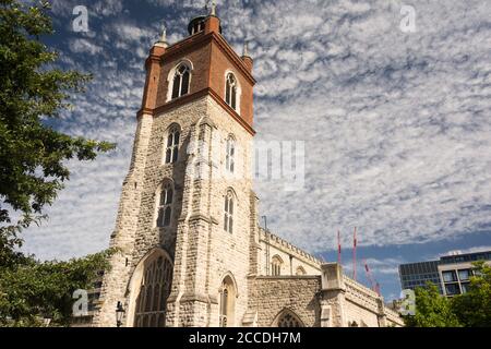 La torre di St Giles-Without-Crippegate nella City of London, situata in Fore Street all'interno del moderno complesso Barbican, Londra, Regno Unito Foto Stock