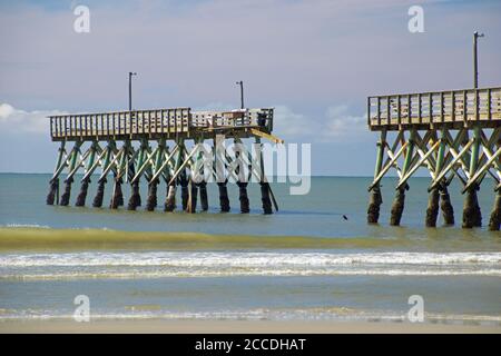 Molo danneggiato dall'uragano Isaias a North Myrtle Beach, South Carolina Foto Stock