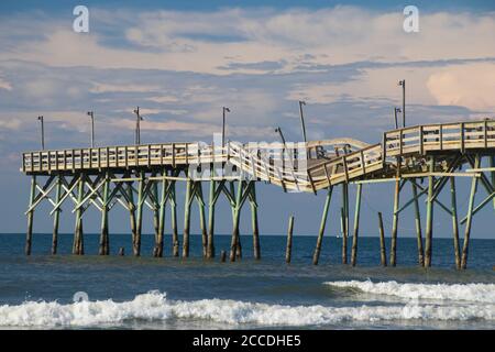 Molo danneggiato dall'uragano Isaias a Ocean Isle Beach, North Carolina Foto Stock