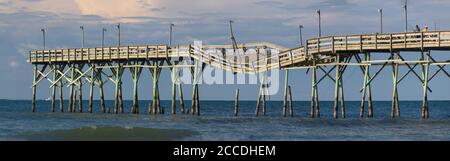 Molo danneggiato dall'uragano Isaias a Ocean Isle Beach, North Carolina Foto Stock