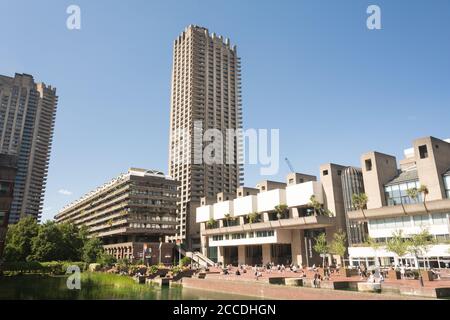Shakespeare Tower on the Barbican Exhibition Centre and Estate, Silk Street, City of London, EC1, Inghilterra, REGNO UNITO Foto Stock