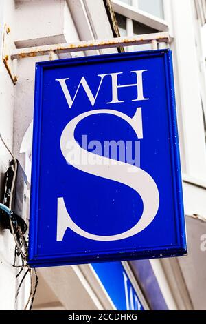 Tenby, Wales, UK, 4 novembre 2018 : W H Smiths logo pubblicità segno fuori del suo commercio stazionario negozio al dettaglio in High Street Foto Stock