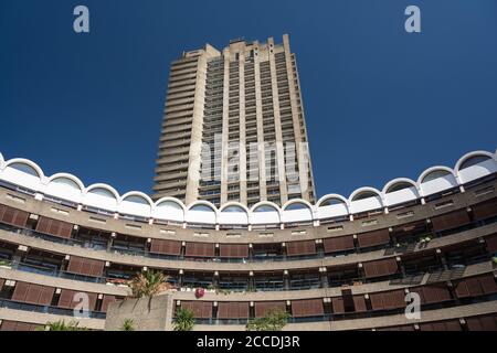 Frobisher Crescent's Sculpture Court, Barbican Exhibition Center, Silk Street, Londra, EC1, Regno Unito Foto Stock