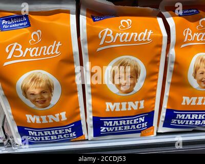 Viersen, Germania - 9 luglio. 2020: Closeup di borse in fila con Brandt rusk croccanti pane nel supermercato tedesco (Focus sul centro) Foto Stock