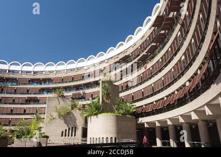 Frobisher Crescent's Sculpture Court, Barbican Exhibition Center, Silk Street, Londra, EC1, Regno Unito Foto Stock