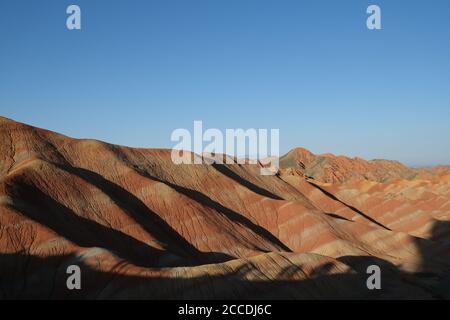 La variopinta Danxia Landform montagna crinale al tramonto. In Zhangye, provincia di Gansu Cina. Foto Stock