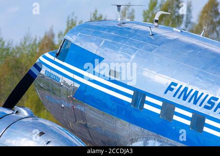 Helsinki / Finlandia - 12 maggio 2019: OH-LCH, Aero Oy Douglas DC-3 aereo museo gestito dalla DC Association Finlandia parcheggiato all'aeroporto Helsinki-Malmi. Foto Stock