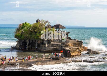 Tanah Lot è una piccola isola rocciosa al largo dell'isola indonesiana di Bali. È sede dell'antico tempio indù di pellegrinaggio pura Tanah Lot o Tanah Lot temp Foto Stock