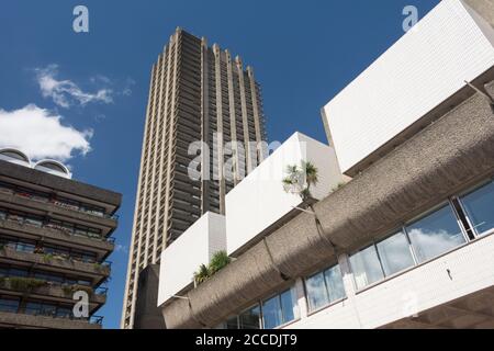 Shakespeare Tower on the Barbican Exhibition Centre and Estate, Silk Street, City of London, EC1, Inghilterra, REGNO UNITO Foto Stock
