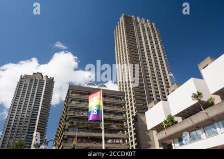 Shakespeare Tower on the Barbican Exhibition Centre and Estate, Silk Street, City of London, EC1, Inghilterra, REGNO UNITO Foto Stock