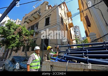 Beirut, Libano. 21 Agosto 2020. I lavoratori si preparano a riparare gli edifici danneggiati durante le esplosioni di Beirut, Libano, 21 agosto 2020. I libanesi hanno iniziato i lavori di ricostruzione dopo le esplosioni del 4 agosto che hanno fatto oscillare il porto di Beirut e ucciso almeno 177 persone. Credit: Bilal Jawich/Xinhua/Alamy Live News Foto Stock