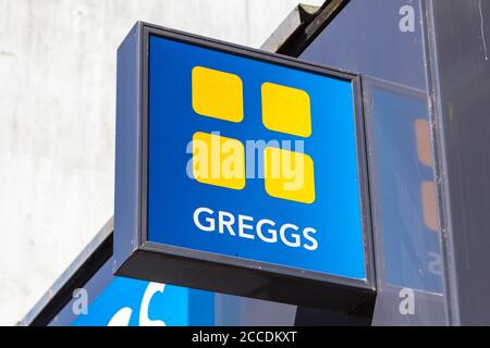 Swansea, Galles, Regno Unito, 30 giugno 2018: Firma pubblicitaria del logo Greggs Baker all'esterno di uno dei suoi negozi di panetterie di commercio al dettaglio a Oxford Street Foto Stock