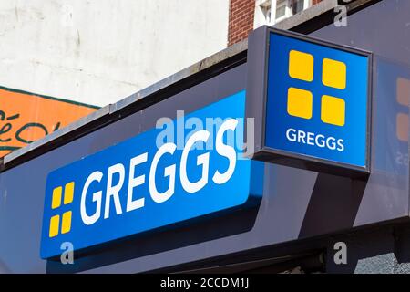 Swansea, Galles, Regno Unito, 30 giugno 2018: Firma pubblicitaria del logo Greggs Baker all'esterno di uno dei suoi negozi di panetterie di commercio al dettaglio a Oxford Street Foto Stock