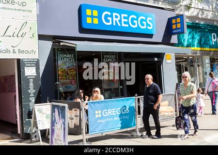 Swansea, Galles, Regno Unito, 30 giugno 2018: Firma pubblicitaria del logo Greggs Baker all'esterno di uno dei suoi negozi di panetterie di commercio al dettaglio a Oxford Street Foto Stock