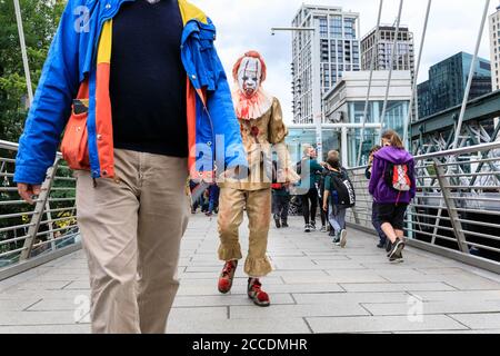 Clown zombie vestito come Pennywise da 'IT' e passanti da. World Zombie Day cammina con i partecipanti in costumi e compongono una passeggiata attraverso Londra, Inghilterra, Regno Unito Foto Stock